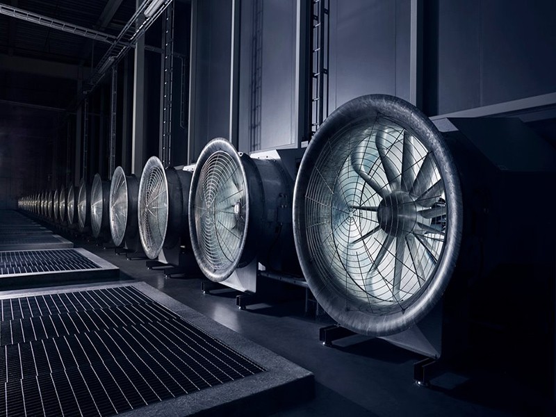 Deze enorme ventilatoren blazen de koude lucht vanaf buiten het datacenter in om de duizenden servers op natuurlijke wijze te koelen.
